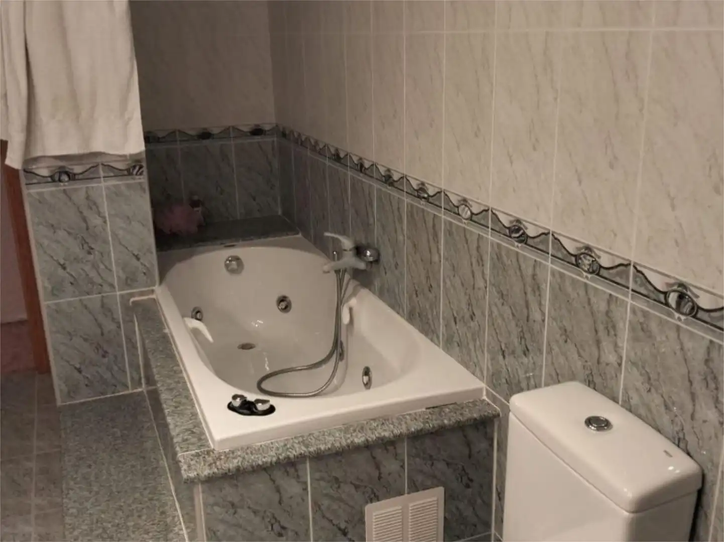 Badezimmer von Wohnung zum Verkauf in Otos mit Klimaanlage, Heizung und Privatgarten