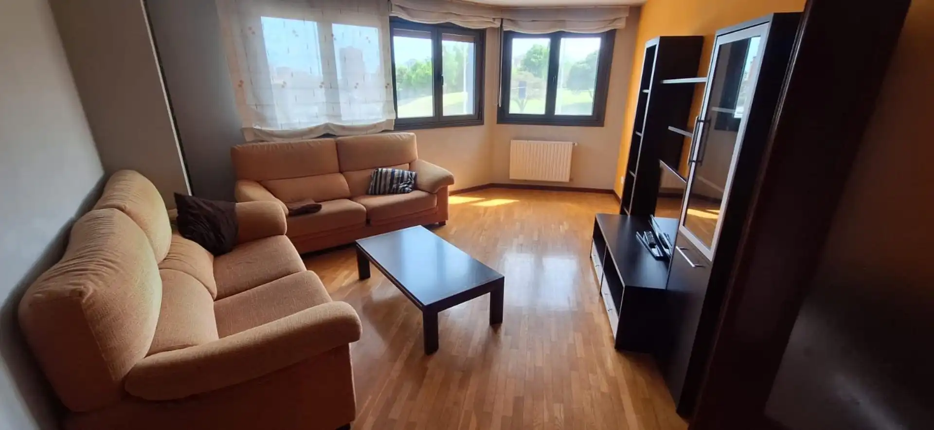 Pis en venda a Calle de Orán, 39, Perchera Sala d'estar de Pis en venda en Gijón amb Calefacció, Parquet i Traster