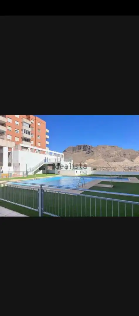 Vista exterior de Pis en venda en Roquetas de Mar amb Aire condicionat, Terrassa i Piscina