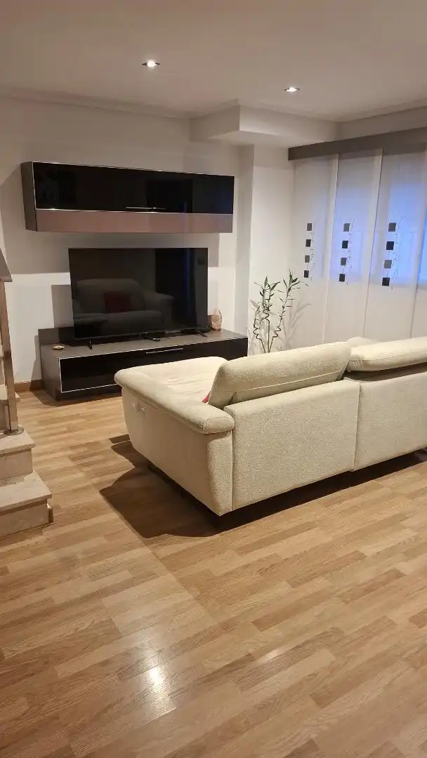 Casa adosada en venda a Paseo Obispo Javier Azagra, 19, Alcantarilla Sala d'estar de Casa adosada en venda en Alcantarilla amb Parquet i Moblat