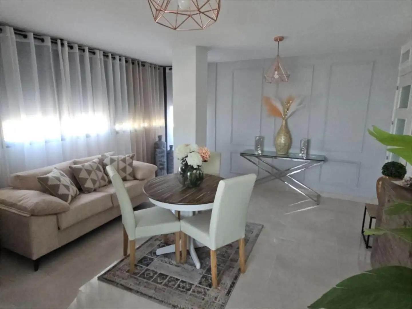 Piso en venta en Camino de los Parrales, 121, Aguadulce Sur Comedor de Piso en venta en Roquetas de Mar con Piscina y Amueblado