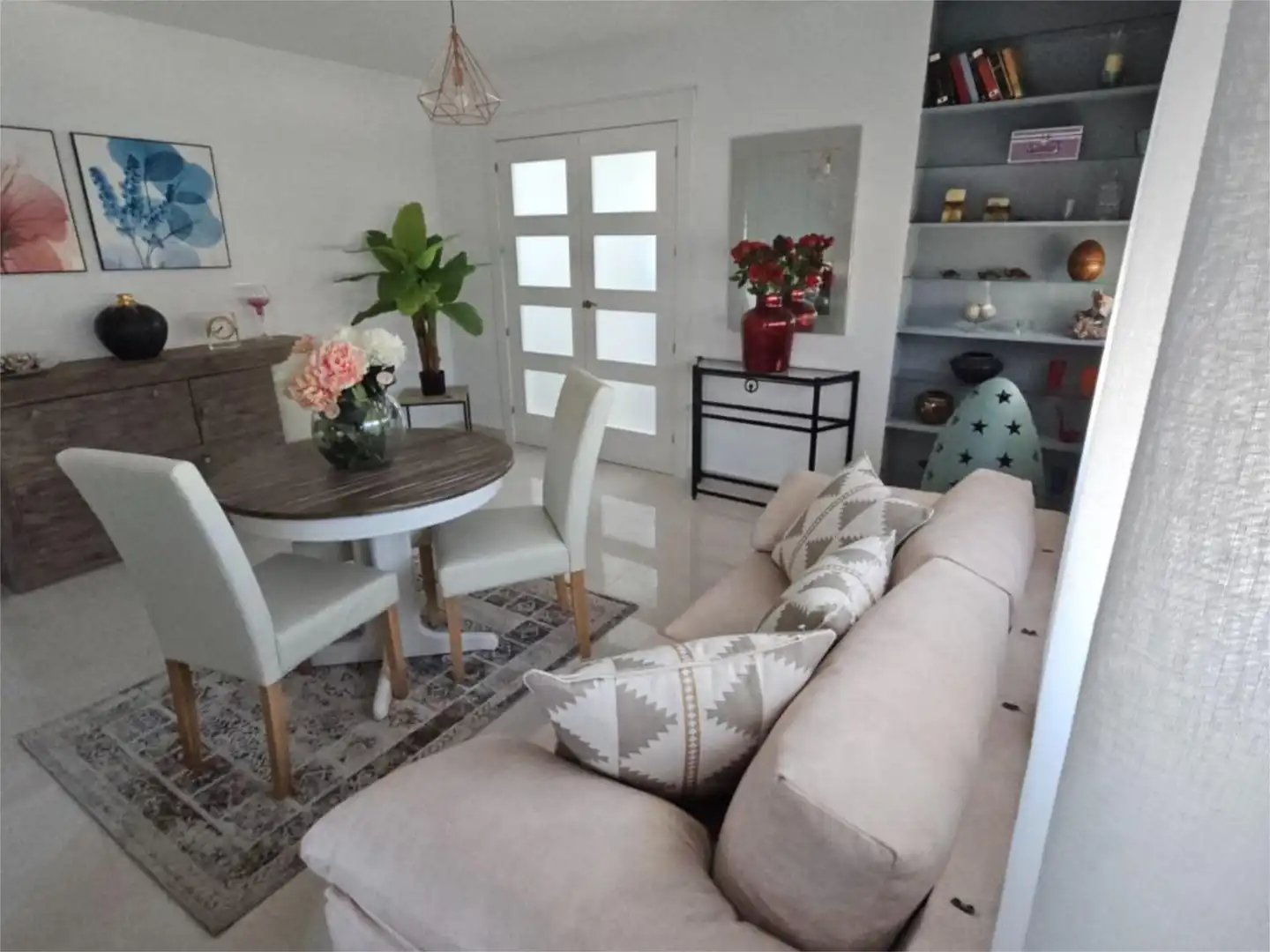 Piso en venta en Camino de los Parrales, 121, Aguadulce Sur Comedor de Piso en venta en Roquetas de Mar con Piscina y Amueblado