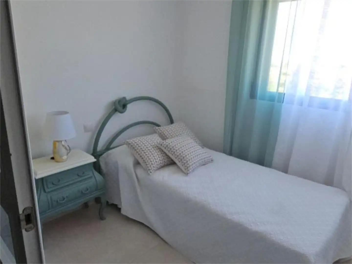 Piso en venta en Camino de los Parrales, 121, Aguadulce Sur Habitación de Piso en venta en Roquetas de Mar con Piscina y Amueblado