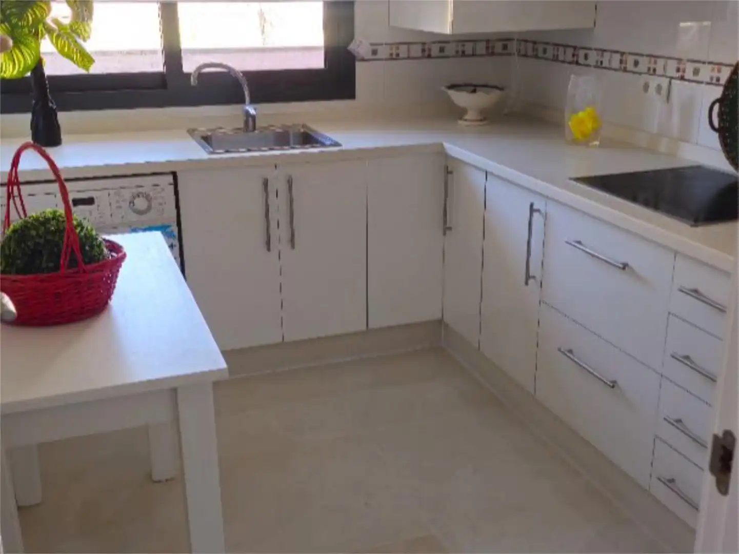 Piso en venta en Camino de los Parrales, 121, Aguadulce Sur Cocina de Piso en venta en Roquetas de Mar con Piscina y Amueblado