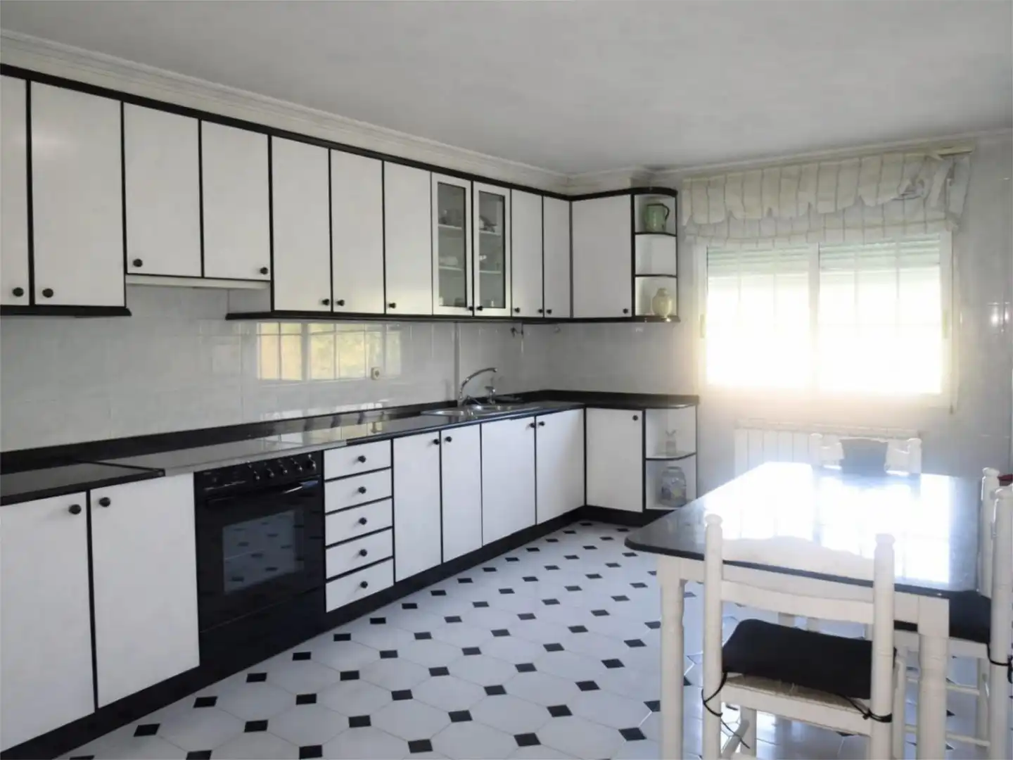 Piso en venta en Lugar Outeiro, 5, Boqueixón Cocina de Piso en venta en Boqueixón con Calefacción, Jardín privado y Terraza