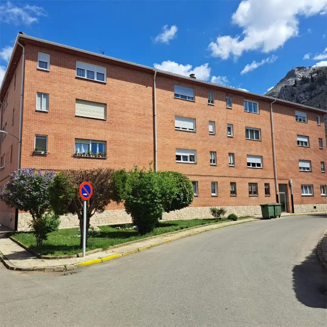 Außenansicht von Wohnung zum Verkauf in Velilla del Río Carrión  mit Heizung, Abstellraum und Gemeinschaftspool