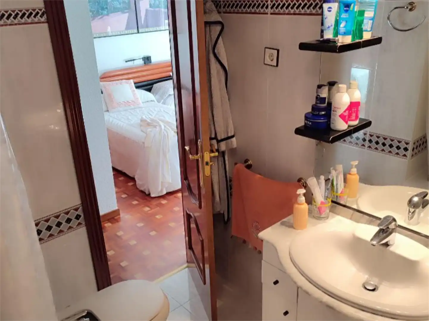 Flat for sale in Calle Santiago Amón, 31, Auditorio Bathroom of Flat for sale in Las Rozas de Madrid with Air Conditioner, Terrace and Swimming Pool
