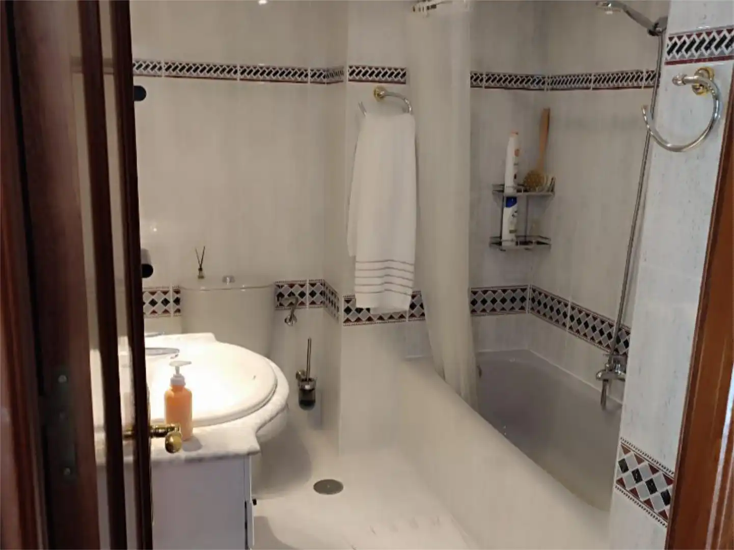 Flat for sale in Calle Santiago Amón, 31, Auditorio Bathroom of Flat for sale in Las Rozas de Madrid with Air Conditioner, Terrace and Swimming Pool