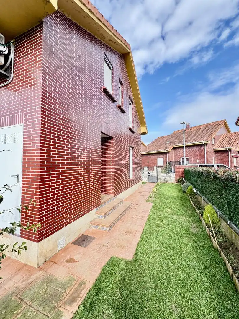 Vista exterior de Casa adosada en venta en Solórzano con Aire acondicionado y Terraza