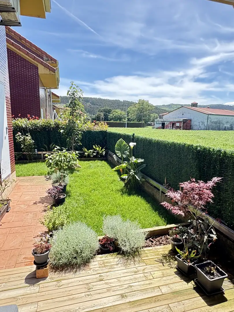 Casa adosada en venta en CA-673, 12, Solórzano Jardín de Casa adosada en venta en Solórzano con Aire acondicionado, Calefacción y Jardín privado