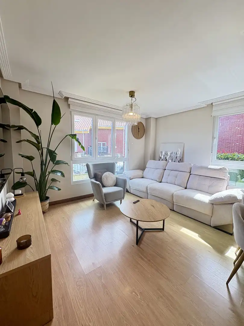 Casa adosada en venta en CA-673, 12, Solórzano Sala de estar de Casa adosada en venta en Solórzano con Aire acondicionado, Calefacción y Jardín privado