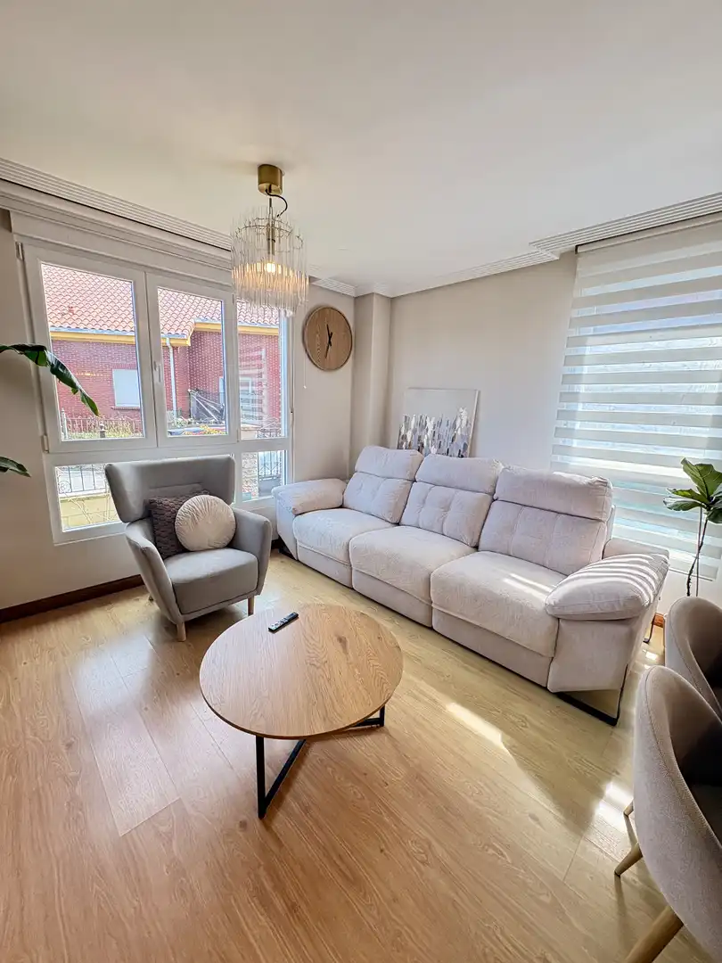 Casa adosada en venta en CA-673, 12, Solórzano Sala de estar de Casa adosada en venta en Solórzano con Aire acondicionado, Calefacción y Jardín privado