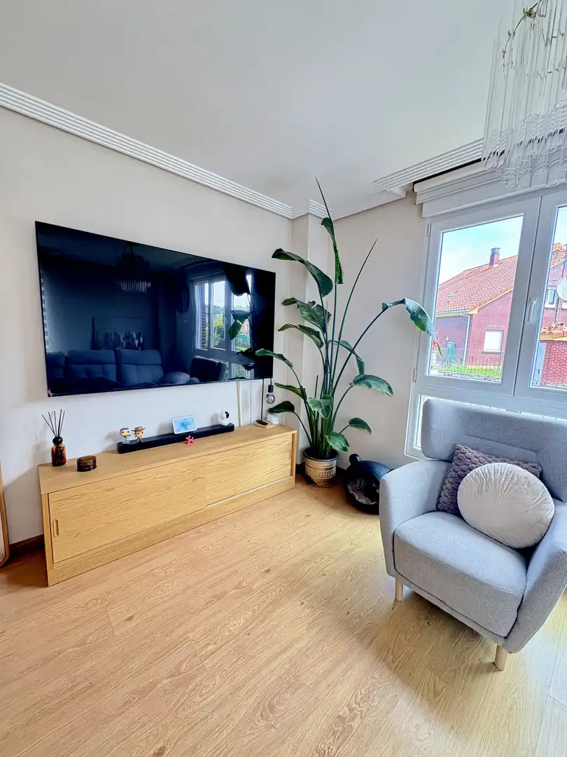 Casa adosada en venta en CA-673, 12, Solórzano Sala de estar de Casa adosada en venta en Solórzano con Aire acondicionado, Calefacción y Jardín privado