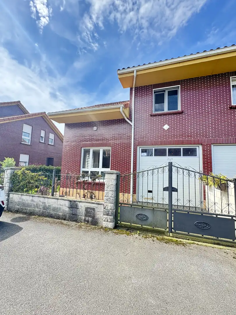 Casa adosada en venta en CA-673, 12, Solórzano Vista exterior de Casa adosada en venta en Solórzano con Aire acondicionado, Calefacción y Jardín privado