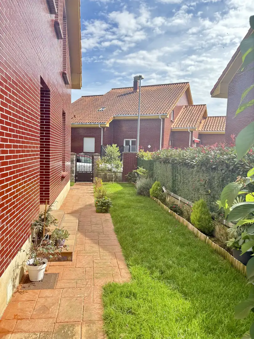 Casa adosada en venta en CA-673, 12, Solórzano Jardín de Casa adosada en venta en Solórzano con Aire acondicionado, Calefacción y Jardín privado
