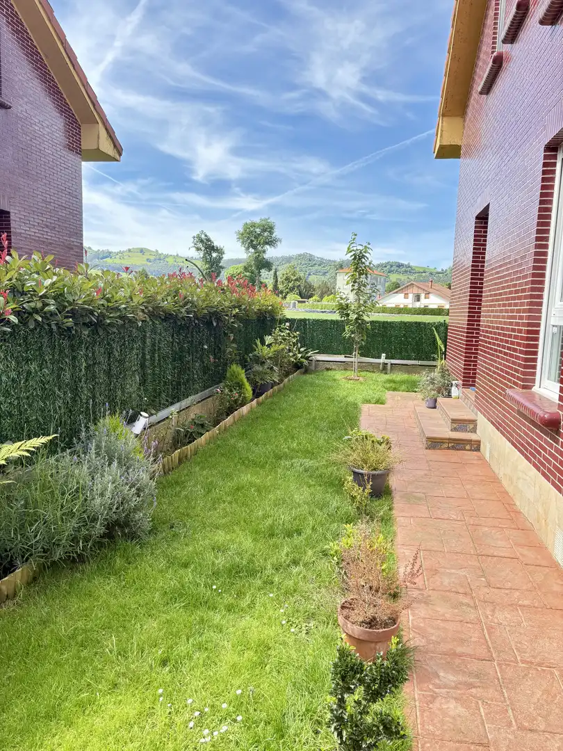 Casa adosada en venta en CA-673, 12, Solórzano Terraza de Casa adosada en venta en Solórzano con Aire acondicionado, Calefacción y Jardín privado