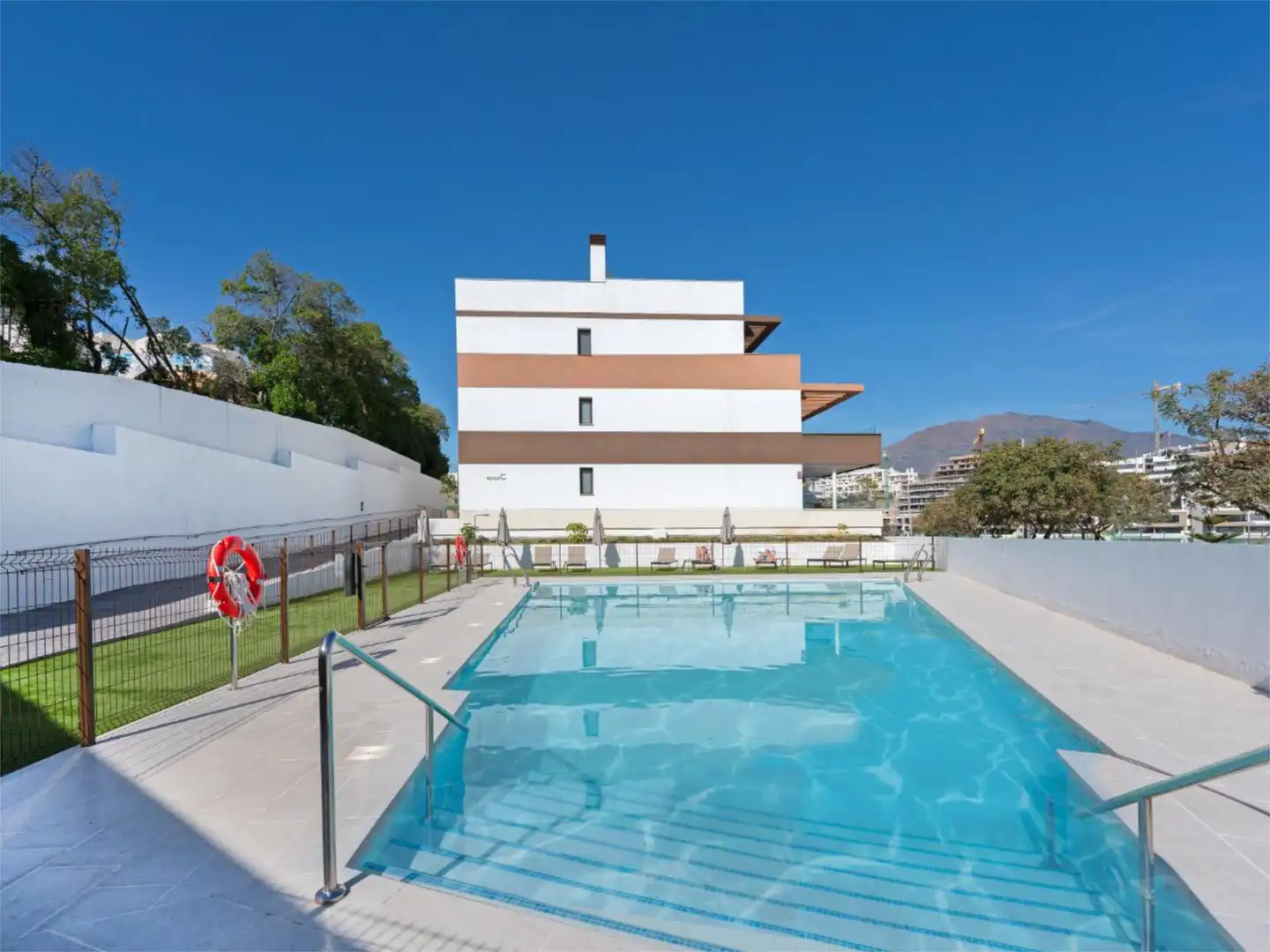 Swimming pool of Flat for sale in Estepona  with Air Conditioner, Terrace and Swimming Pool