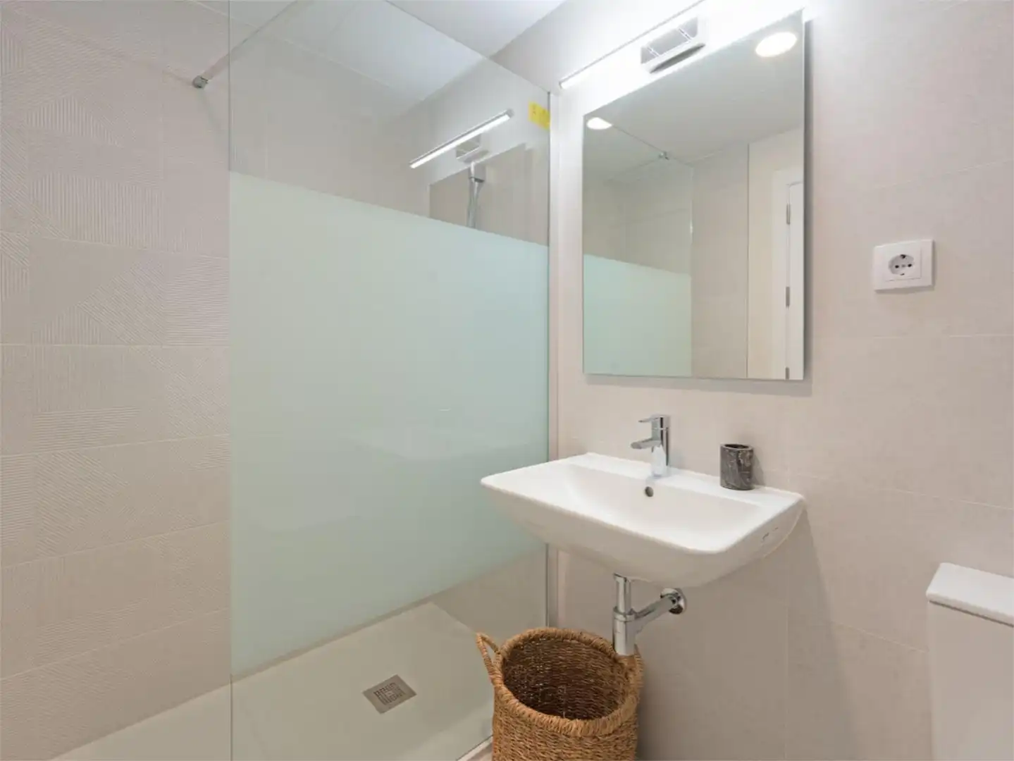 Bathroom of Flat for sale in Estepona  with Air Conditioner, Terrace and Swimming Pool