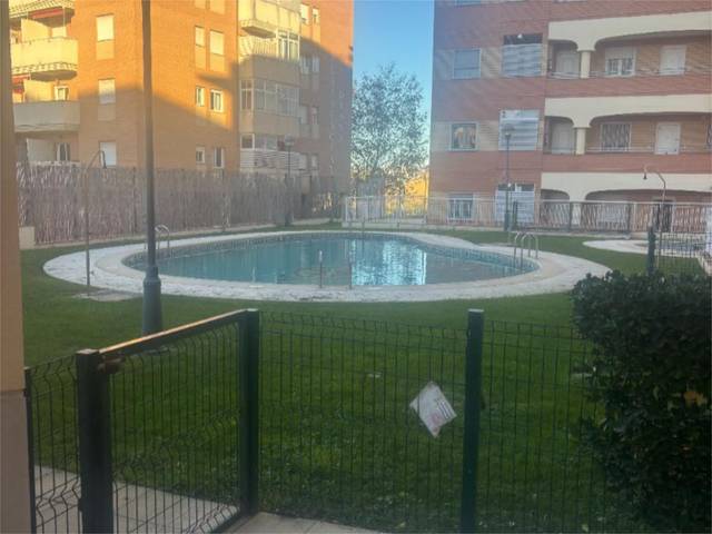 Piso en Alquiler en Calle Juán Gómez Bravo, 1 en Sur