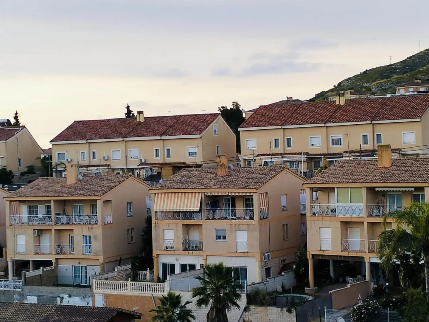 Außenansicht von Wohnung zum Verkauf in Chiva mit Klimaanlage, Heizung und Privatgarten