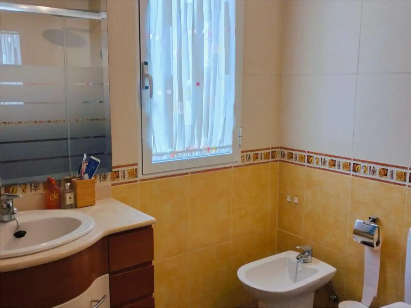 Badezimmer von Wohnung zum Verkauf in Chiva mit Klimaanlage, Heizung und Privatgarten