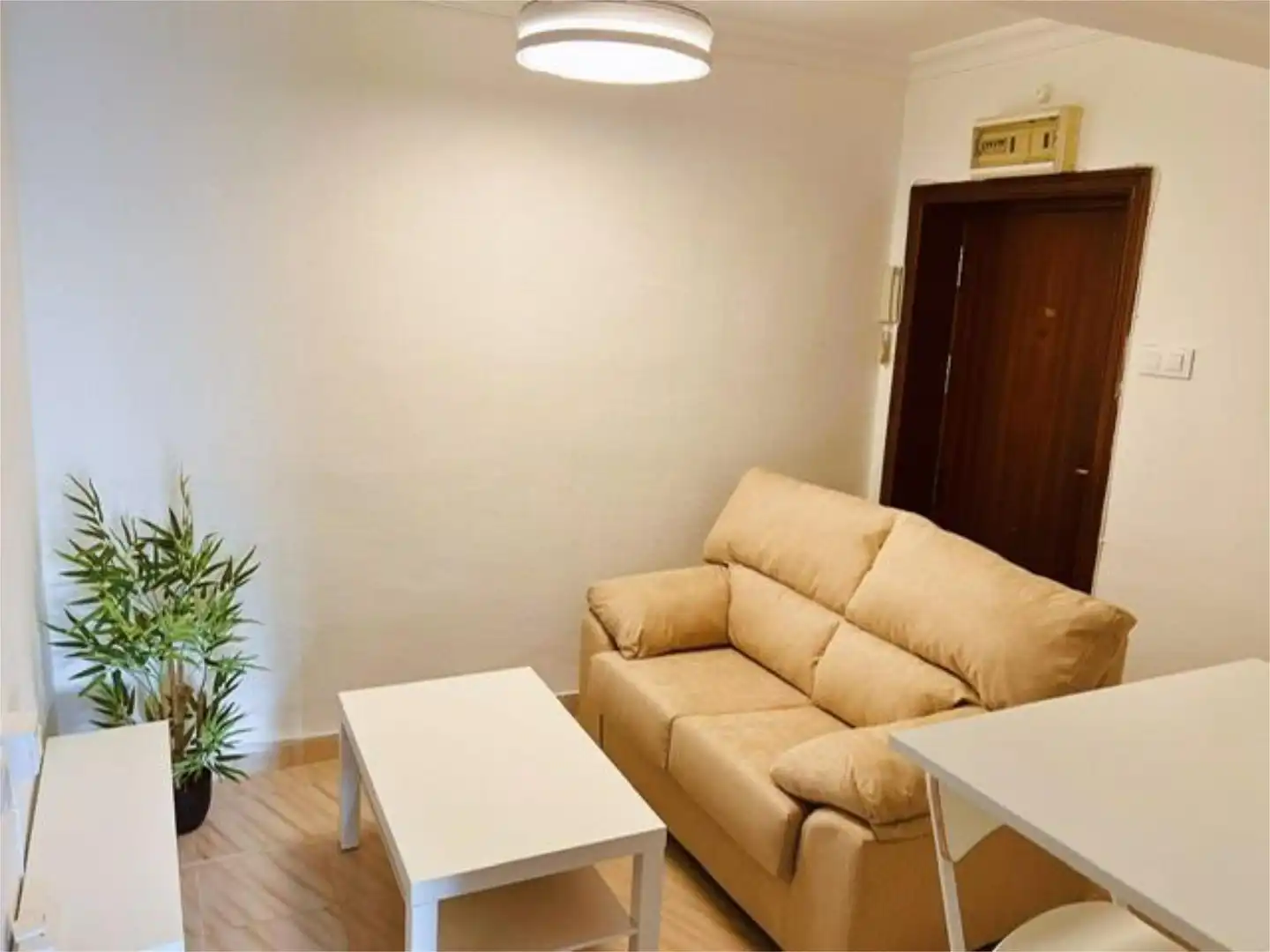 Room in Avenida Ronda de Pio XII, 22, Cruz Roja Living room of Flat for share in Sevilla with Air Conditioner, Heating and Terrace