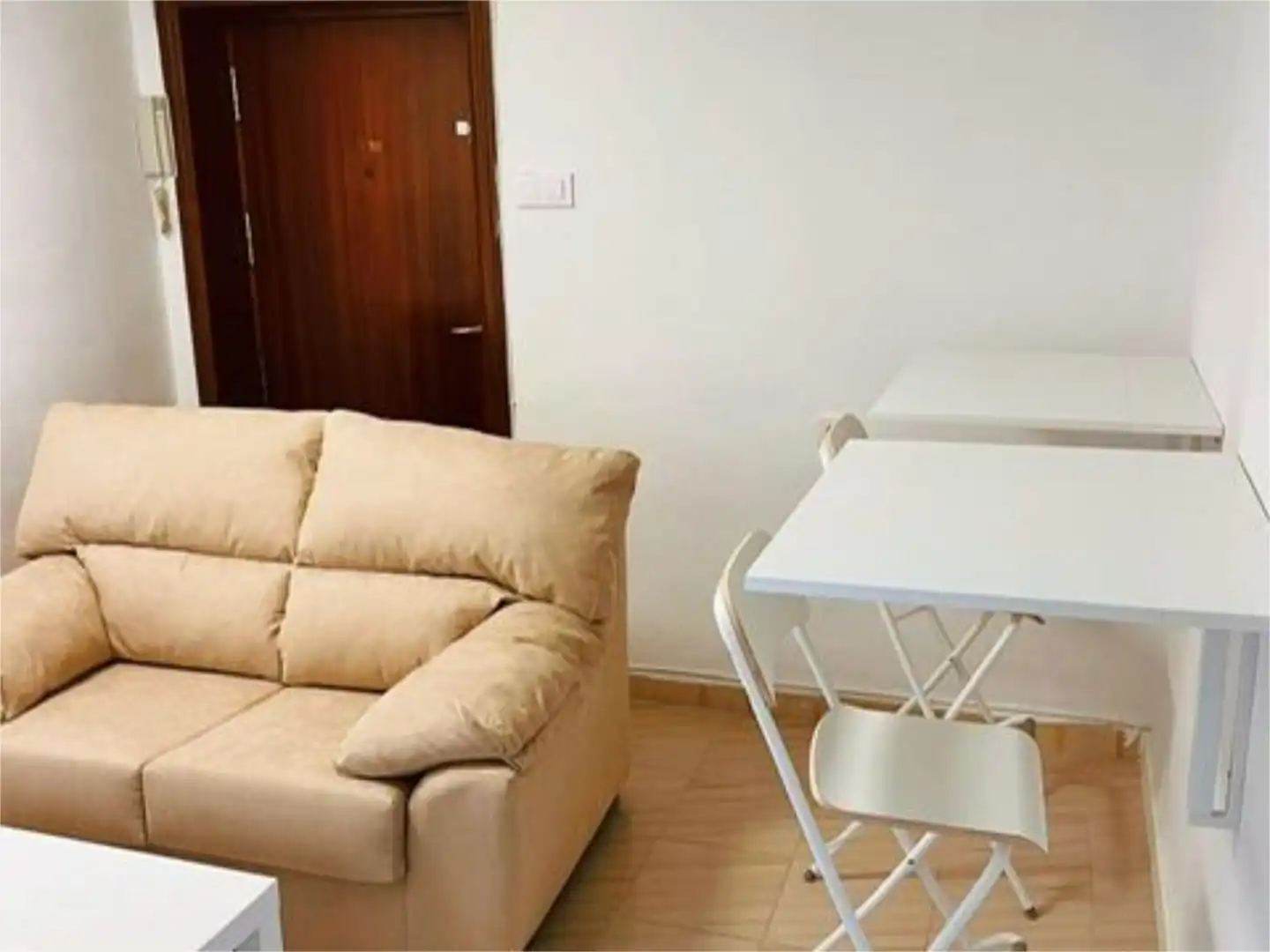 Room in Avenida Ronda de Pio XII, 22, Cruz Roja Living room of Flat for share in Sevilla with Air Conditioner, Heating and Terrace