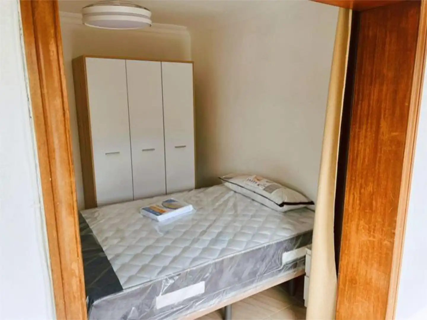 Room in Avenida Ronda de Pio XII, 22, Cruz Roja Bedroom of Flat for share in Sevilla with Air Conditioner, Heating and Terrace