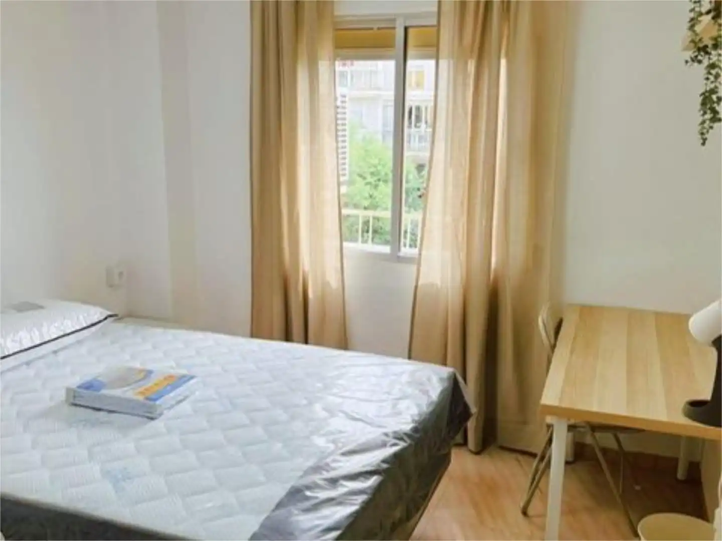 Room in Avenida Ronda de Pio XII, 22, Cruz Roja Bedroom of Flat for share in Sevilla with Air Conditioner, Heating and Terrace