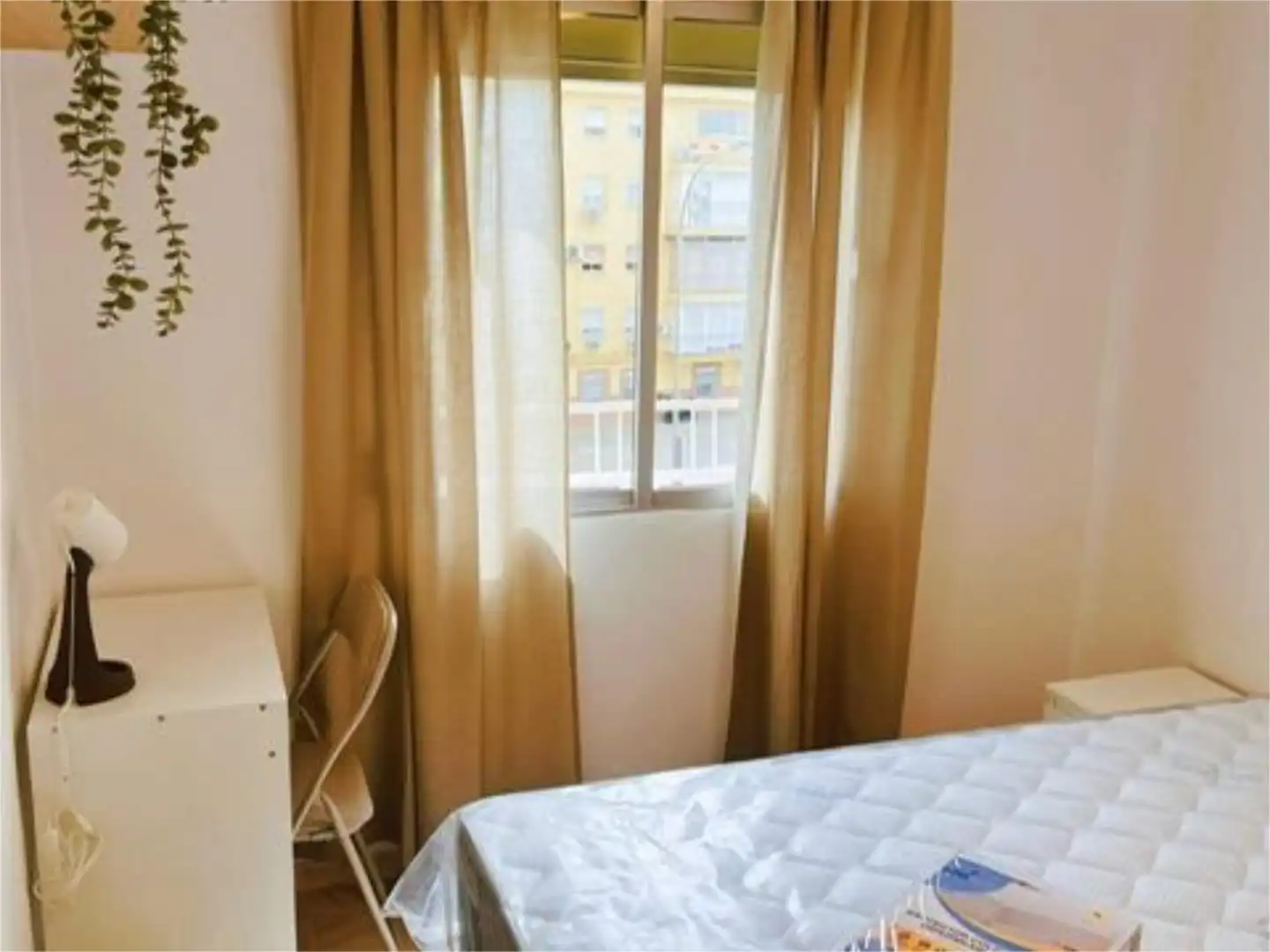 Room in Avenida Ronda de Pio XII, 22, Cruz Roja Bedroom of Flat for share in Sevilla with Air Conditioner, Heating and Terrace