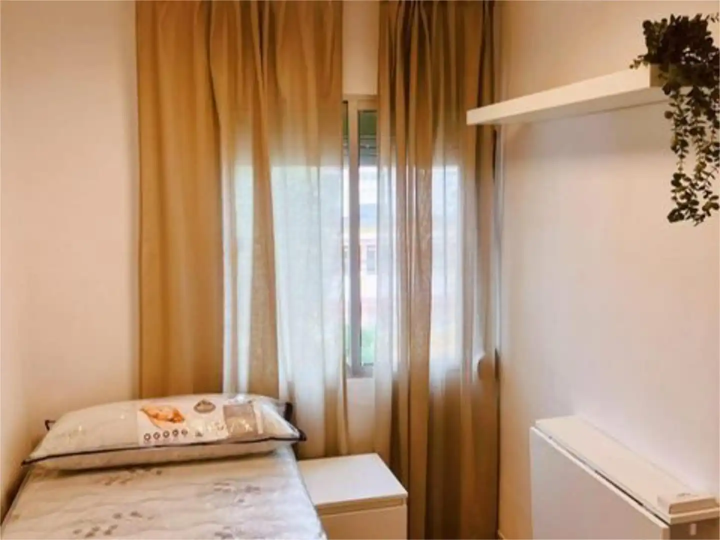 Room in Avenida Ronda de Pio XII, 22, Cruz Roja Bedroom of Flat for share in Sevilla with Air Conditioner, Heating and Terrace