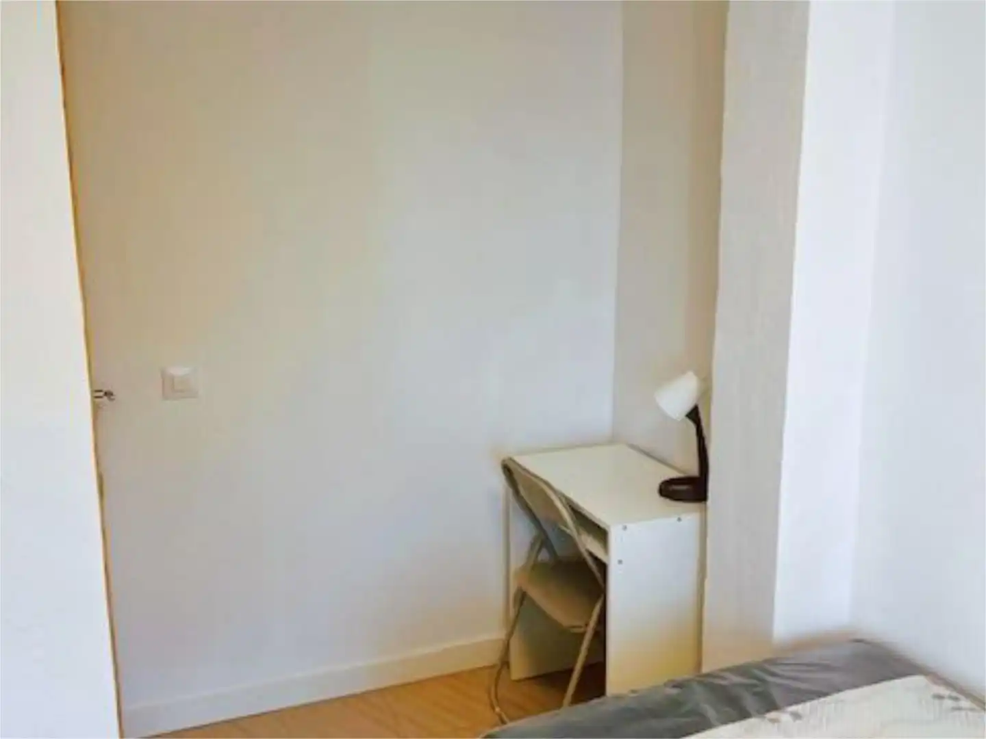 Room in Avenida Ronda de Pio XII, 22, Cruz Roja Bedroom of Flat for share in Sevilla with Air Conditioner, Heating and Terrace