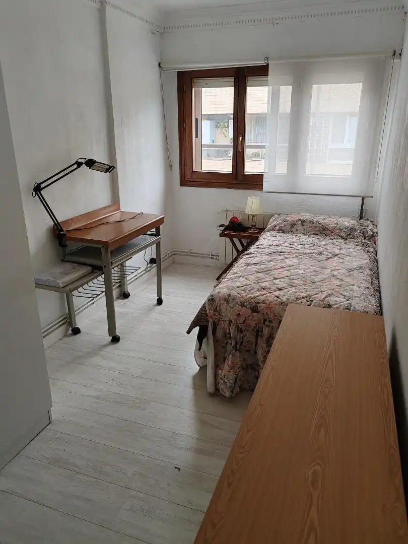 Room in Iparragirre Etorbidea, 72, Centro Urbano - Hirigunea Bedroom of Flat for share in Leioa