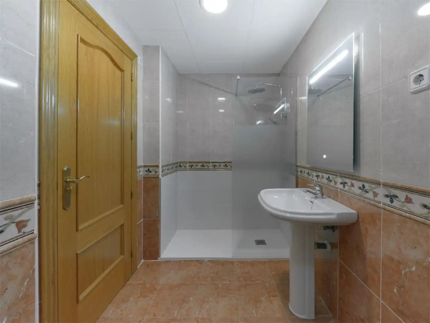 Flat for sale in Plaza Julián Romea, 3, Santa Catalina - San Bartolomé Bathroom of Flat for sale in Murcia with Air Conditioner, Heating and Terrace