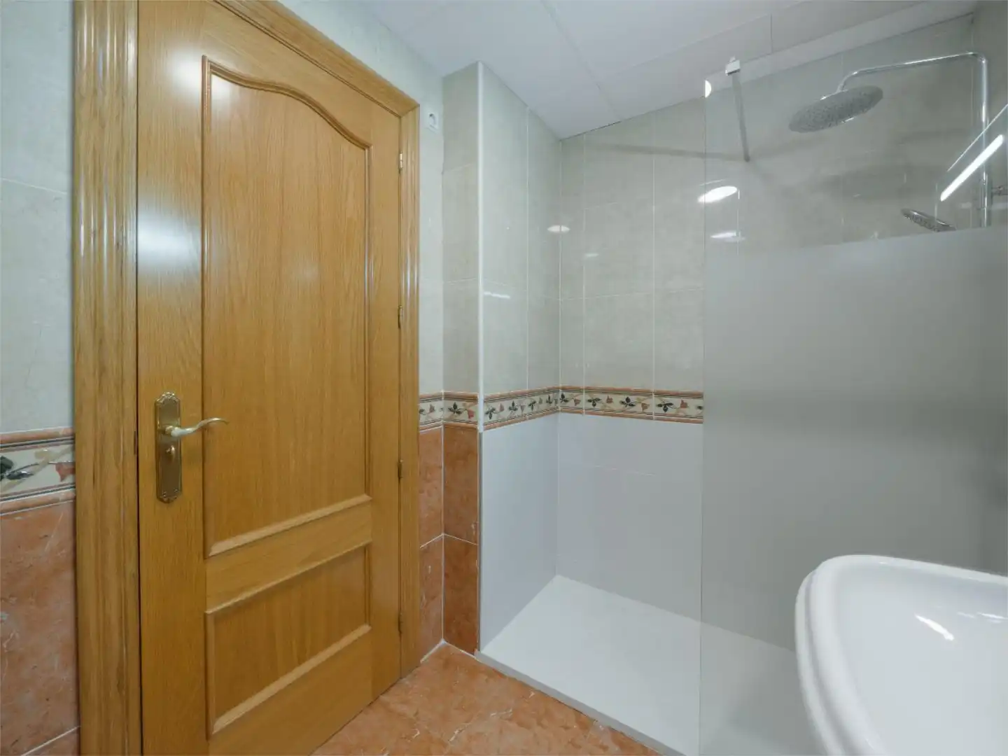Flat for sale in Plaza Julián Romea, 3, Santa Catalina - San Bartolomé Bathroom of Flat for sale in Murcia with Air Conditioner, Heating and Terrace