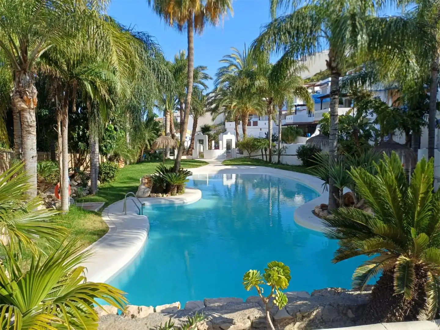 Außenansicht von Einfamilien-Reihenhaus zum Verkauf in Almuñécar mit Klimaanlage, Terrasse und Schwimmbad