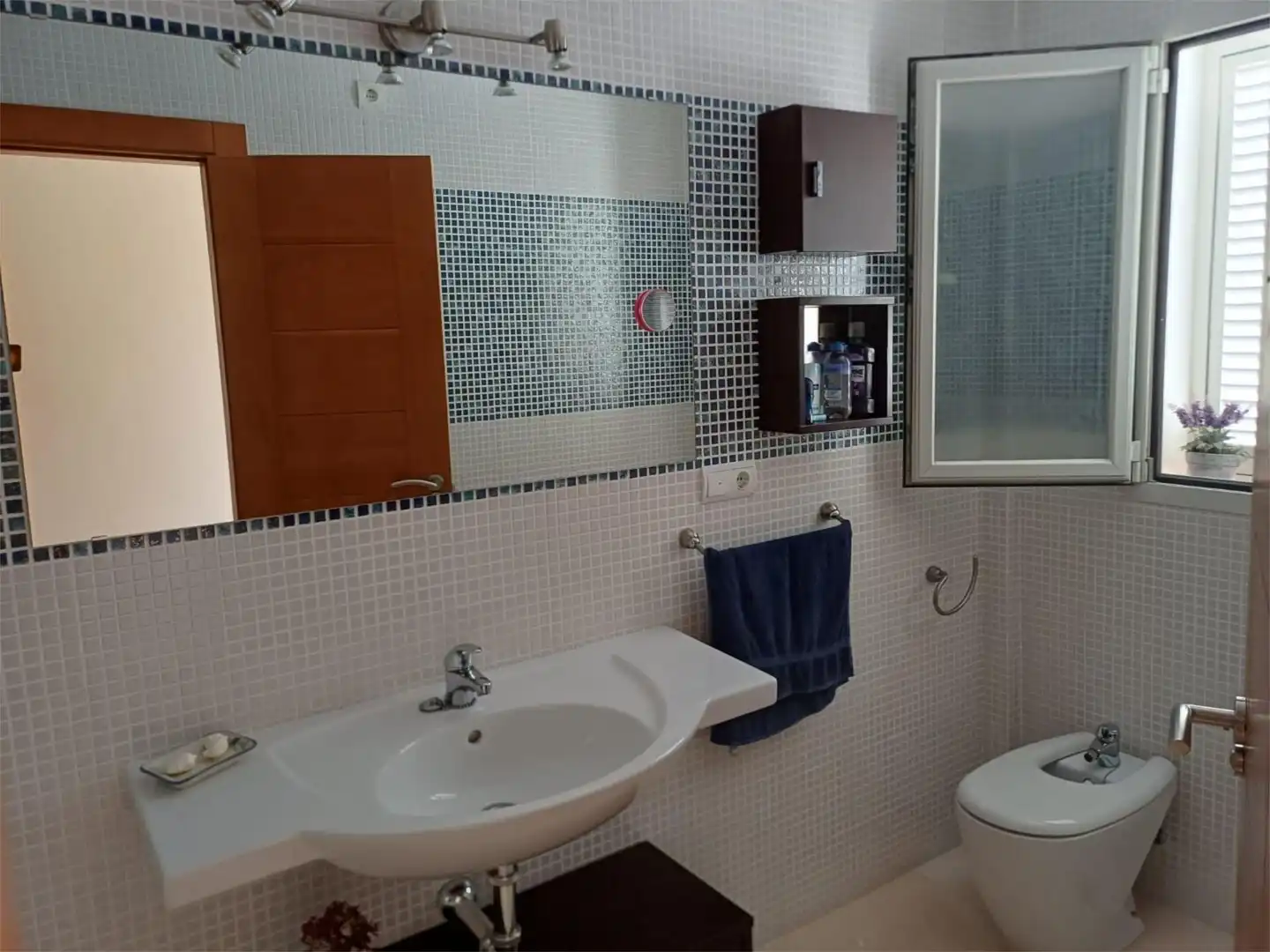 Einfamilien-Reihenhaus zum Verkauf in Camino Los Marinos, 54a, Cotobro Badezimmer von Einfamilien-Reihenhaus zum Verkauf in Almuñécar mit Klimaanlage, Terrasse und Schwimmbad