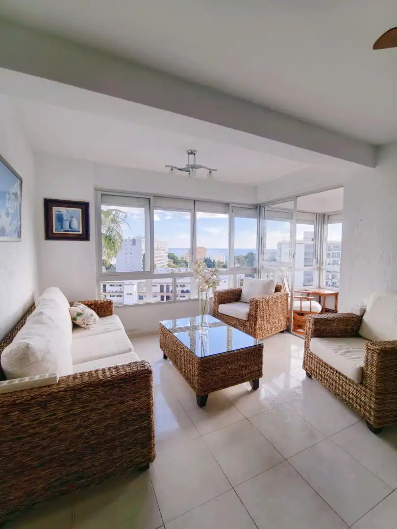 Sala de estar de Piso de alquiler en Benalmádena con Terraza