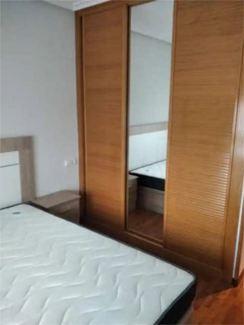 Dormitori de Pis de lloguer en Oviedo  amb Calefacció i Traster