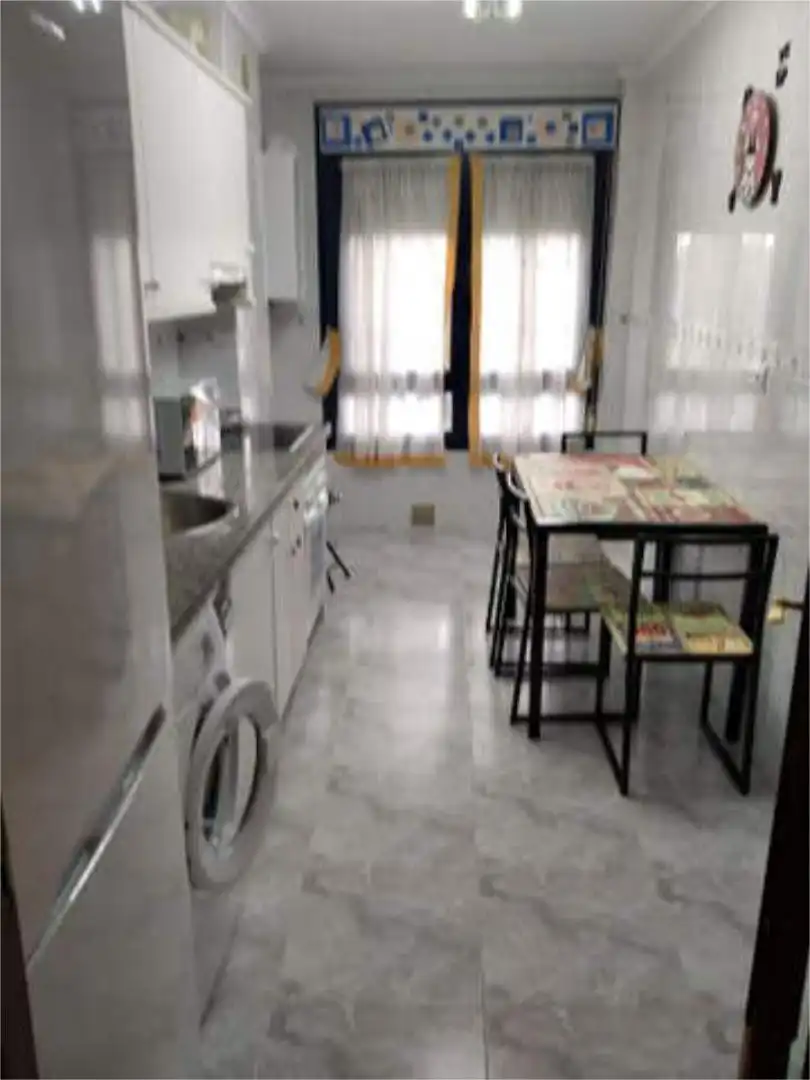 Cuina de Pis de lloguer en Oviedo  amb Calefacció i Traster