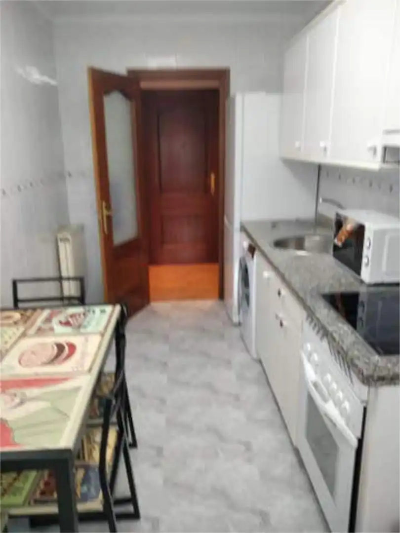 Cuina de Pis de lloguer en Oviedo  amb Calefacció i Traster