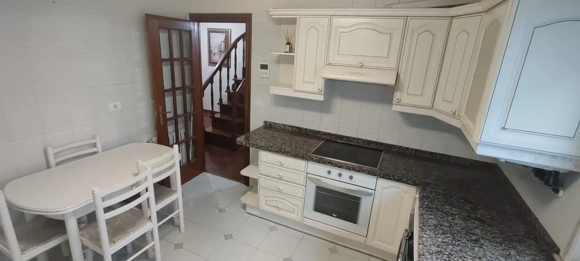 Wohnung zur Miete in Rúa Hábitat, 8, Perillo Küche von Wohnung zur Miete in Oleiros mit Terrasse und Abstellraum