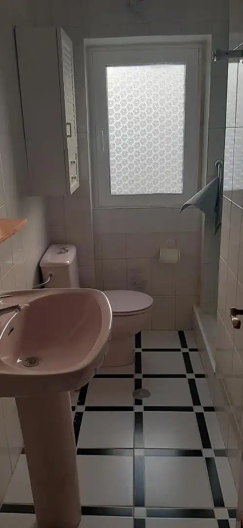 Habitación en San Blas, 23, San Francisco Javier Baño de Casa adosada para compartir en Granada con Parquet y Amueblado