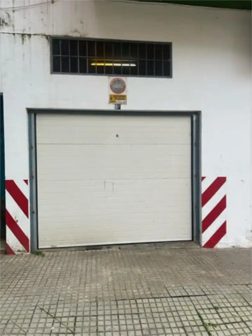 Parkplatz von Fabrikhallen zur Miete in Badajoz