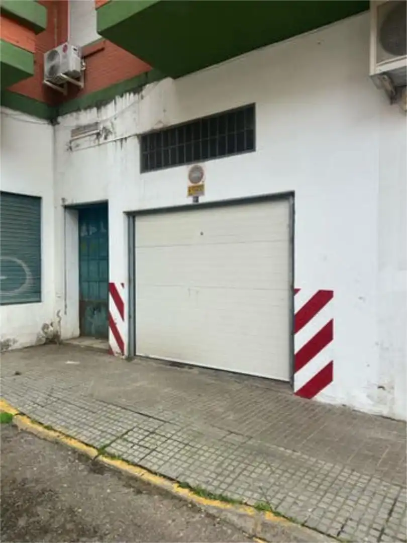 Parkplatz von Fabrikhallen zur Miete in Badajoz