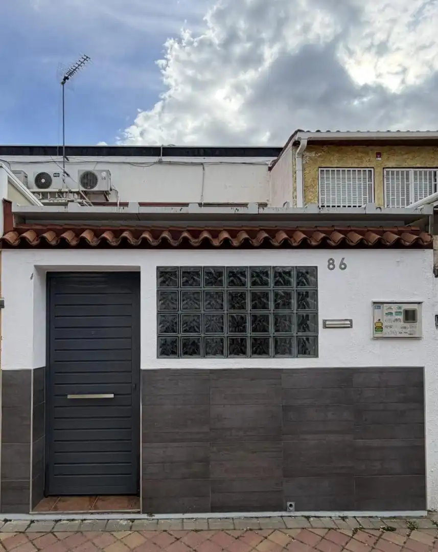 Casa adosada en venda a Calle de Santa Rafaela María del Sagrado Corazón, 86, Entrevías Vista exterior de Casa adosada en venda en Madrid amb Calefacció, Terrassa i Traster