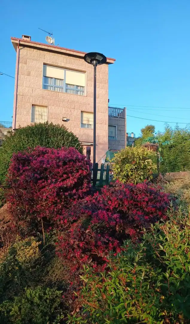 Vista exterior de Casa o xalet en venda en San Cibrao das Viñas amb Terrassa, Piscina i Balcó