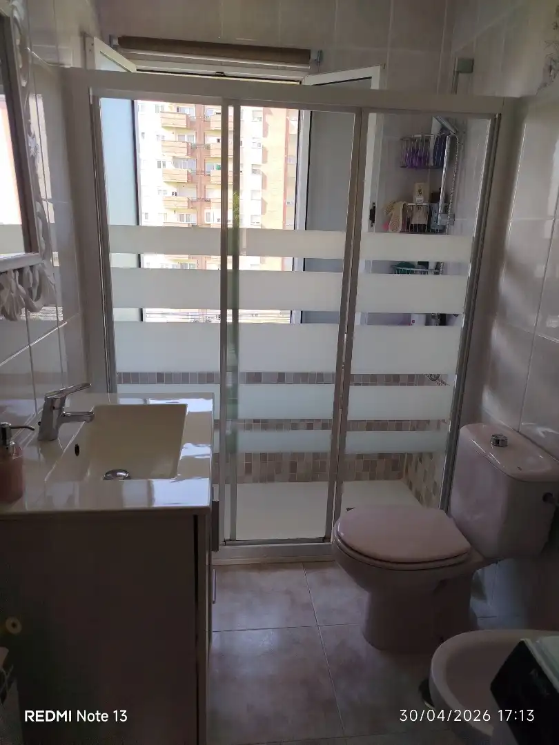 Room in Calle Francisco Iturrino, 34, Alisal - San Román Bathroom of Flat for share in Santander with Heating, Private garden and Parquet flooring