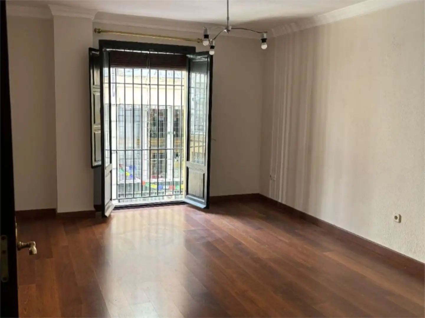 Living room of Flat for rent in Sevilla  with Air Conditioner, Parquet flooring and Terrace