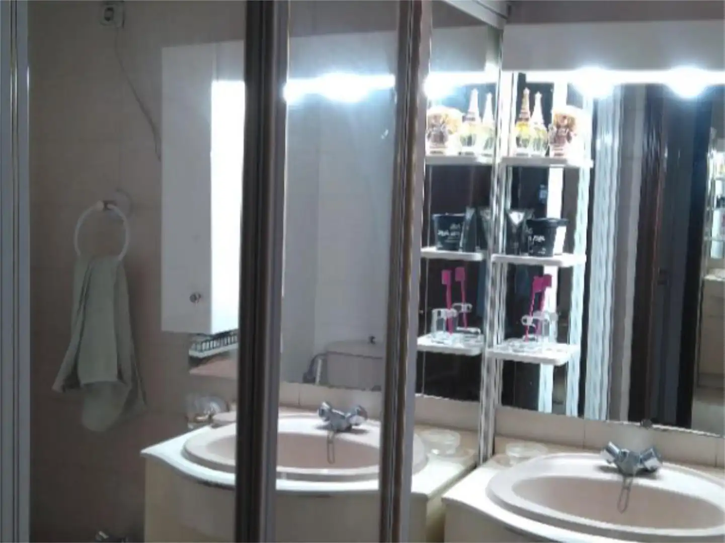 Piso en venta en Plaza de la Albufera, 9, La Avanzada - La Cueva Baño de Piso en venta en Fuenlabrada con Aire acondicionado, Calefacción y Jardín privado